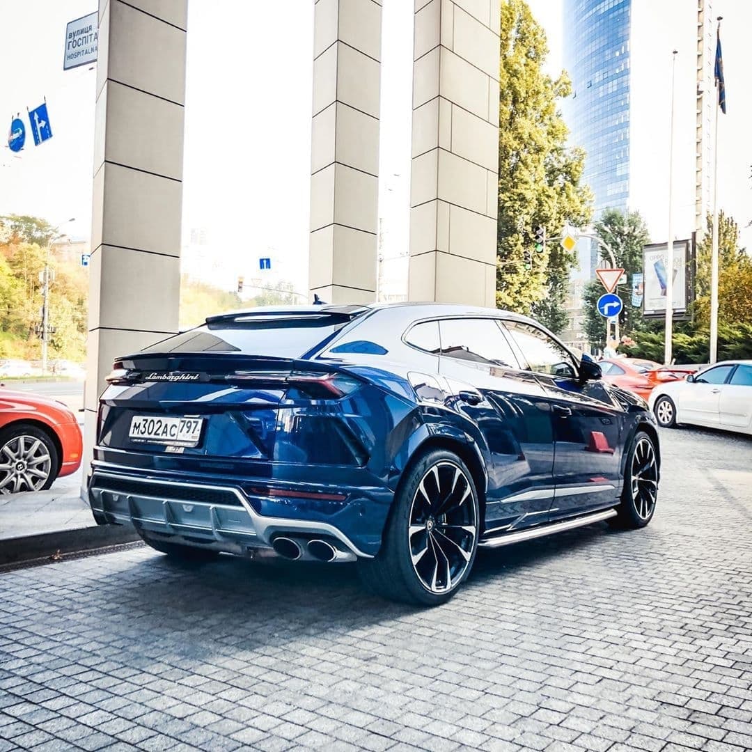 У Києві засвітилося елітне авто за 11 млн на російських номерах