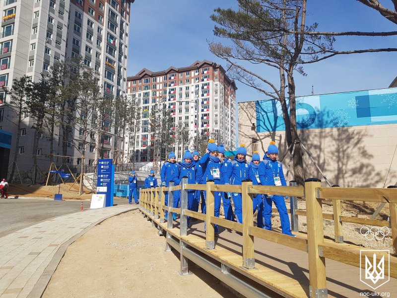 В Олімпійському селищі Пхьончхану підняли прапор України