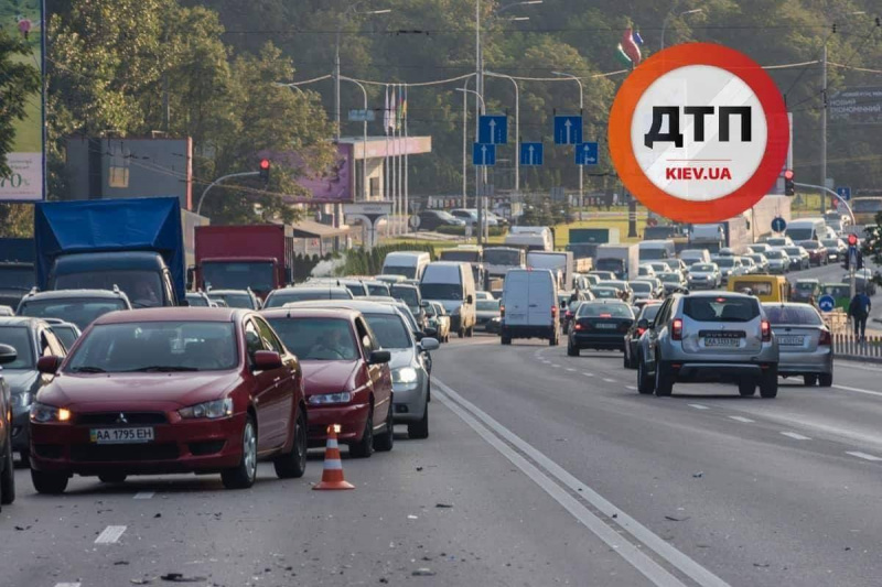 В Киеве на бульваре Дружбы Народов столкнулись три авто