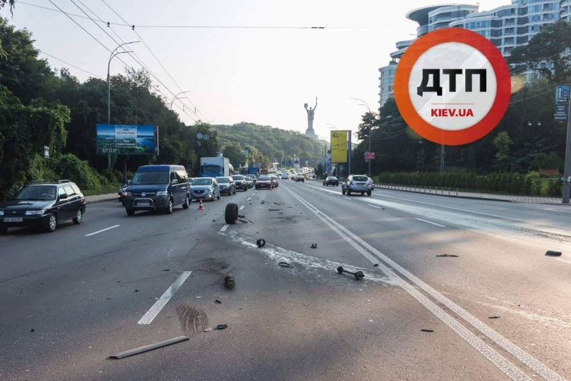 В Киеве на бульваре Дружбы Народов столкнулись три авто