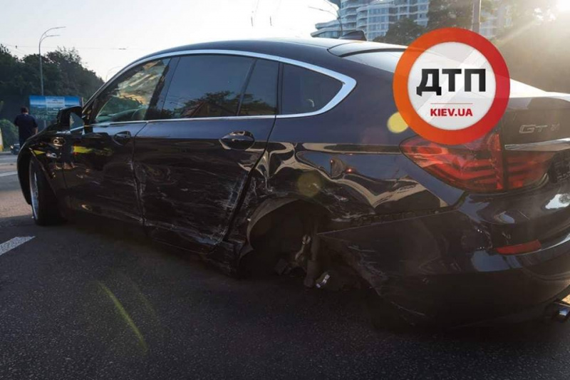 В Киеве на бульваре Дружбы Народов столкнулись три авто