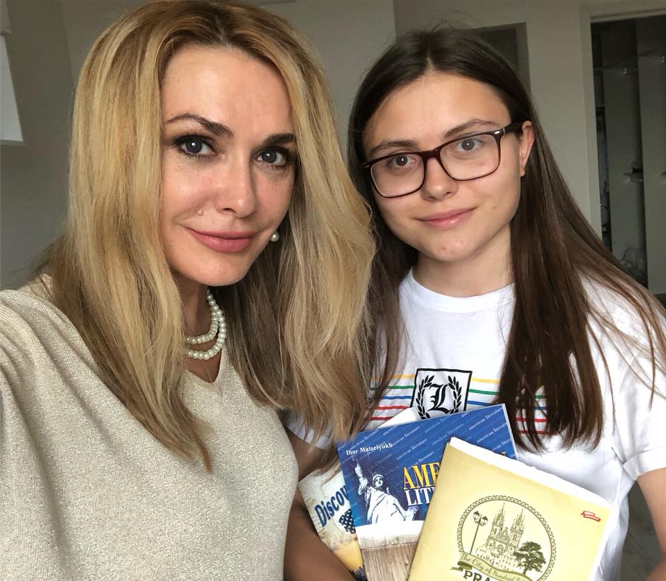 Кухар, Мейхер и Сумская стали героинями книги о материнстве