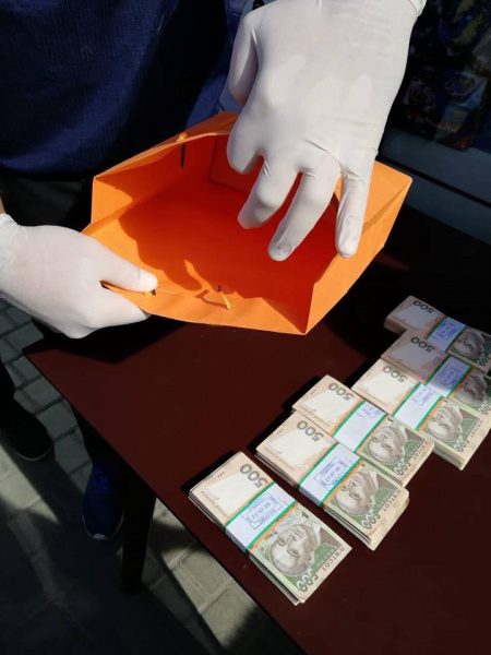 Директора Волынского облавтодора задержали на взятке в 300 тыс. гривен