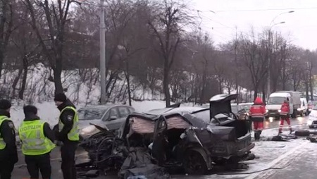 У Києві в ДТП загинув співробітник поліції, четверо постраждалих госпіталізовані