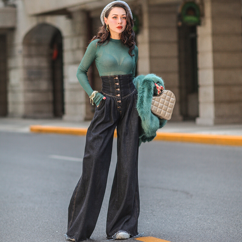 Дві стратегії: що купити на новорічному розпродажі