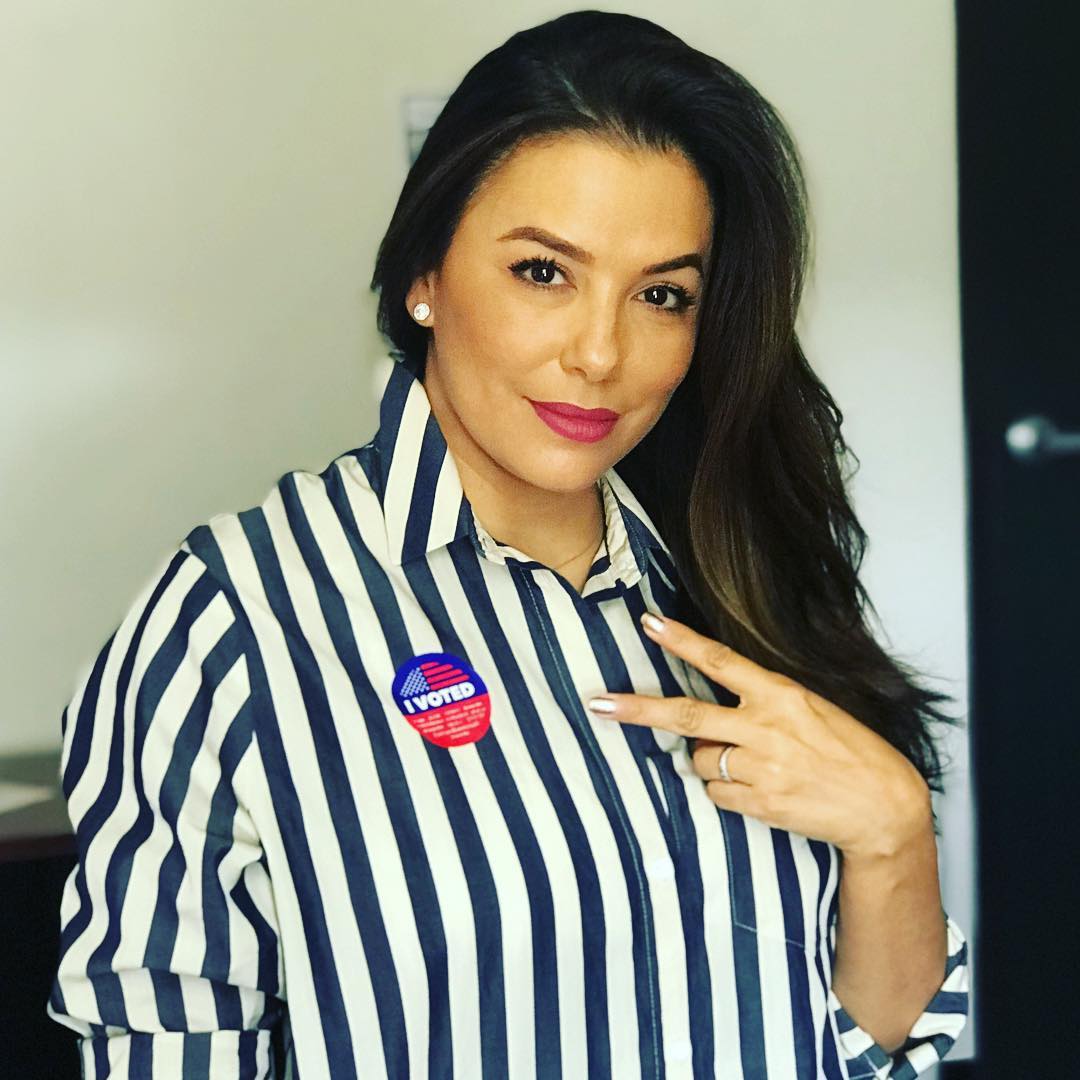 44-річна Єва Лонгорія захопила досконалою фігурою у відвертій сукні