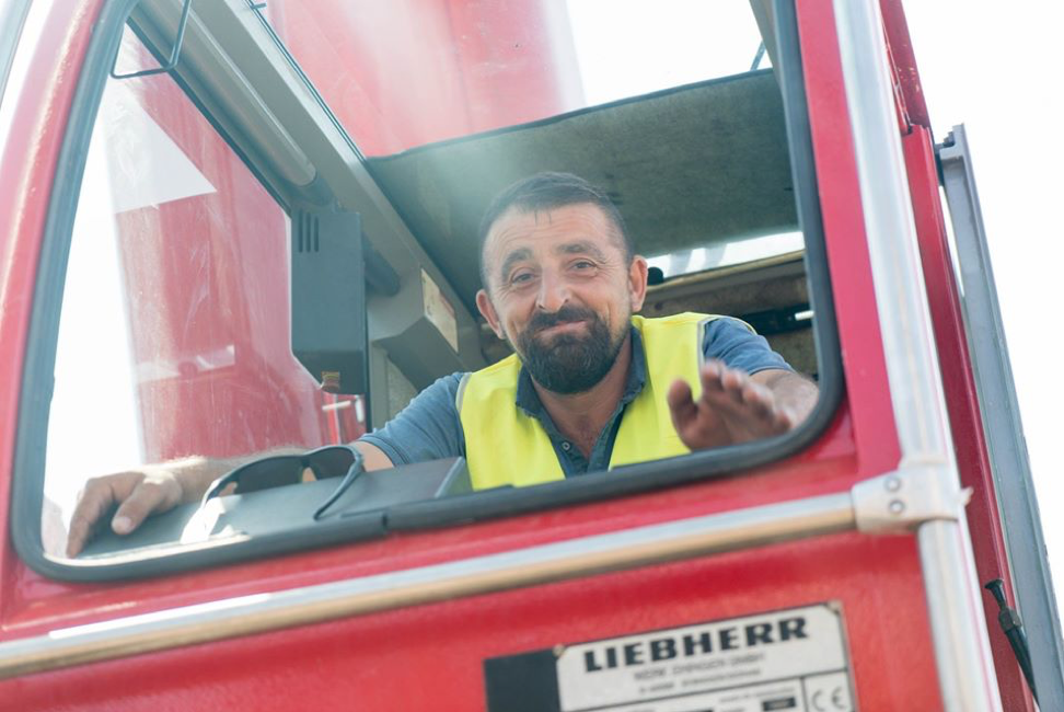 Золоті руки і світлі обличчя: в мережі показали фото працівників &quot;Великого будівництва&quot;