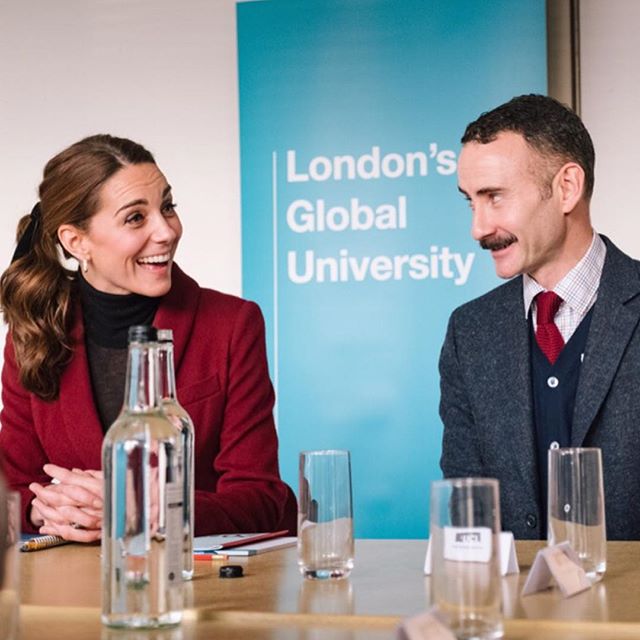 Кейт Миддлтон вышла в свет в элегантном наряде