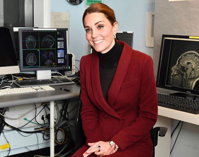 Кейт Миддлтон вышла в свет в элегантном наряде