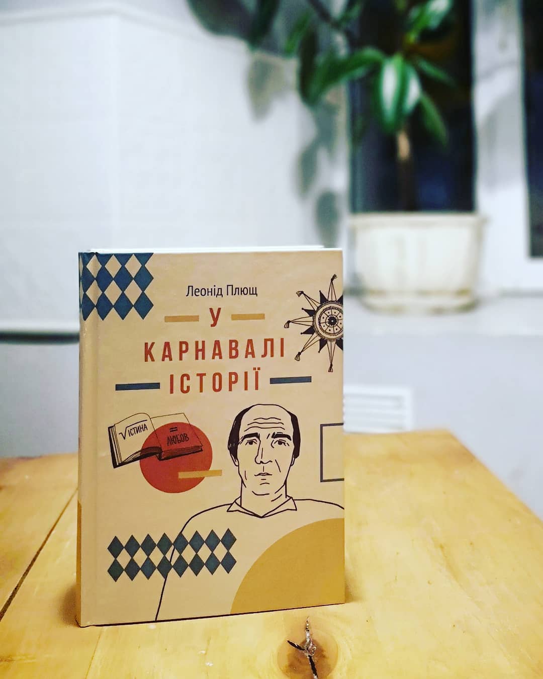 Истории от Тома Хэнкса, любовь и настоящие англичане: книжные подарки на любой вкус