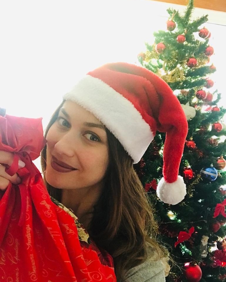 Поход в &quot;Диснейленд&quot; и оленьи рога: как западные звезды отметили Рождество 2018