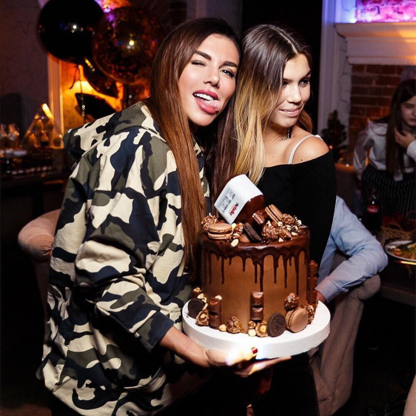 Курила и сбежала из дома: Оля Полякова внезапно пожаловалась на выходки старшей дочери