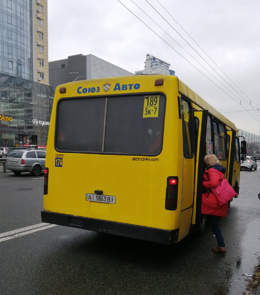 В Киеве маршрутчик цинично унижает женщин из АТО: фото "героя"