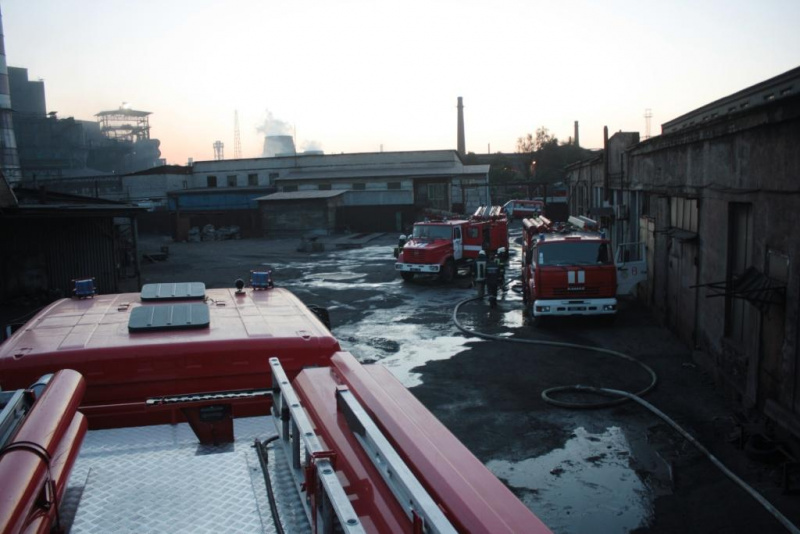 У Запоріжжі на підприємстві по переробці гуми горіли шини