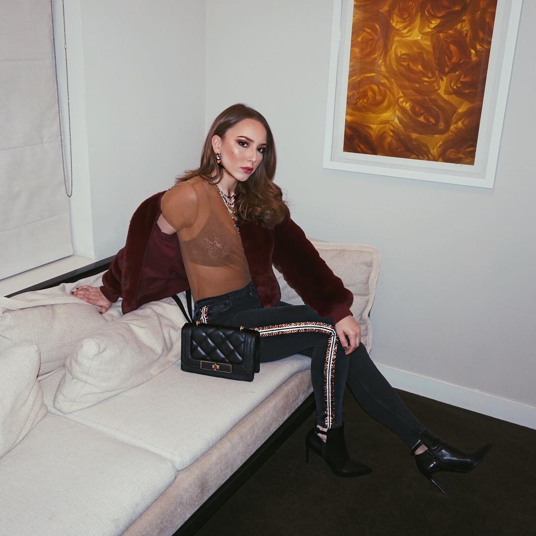 Дочь Эминема "засветила" идеальные формы в бикини