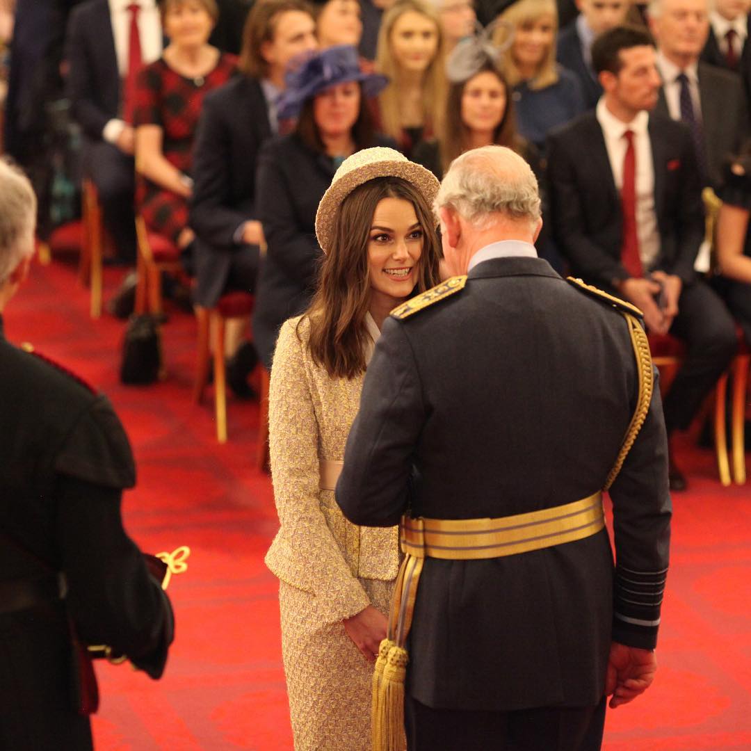 Принц Чарльз наградил Киру Найтли орденом офицера Британской империи