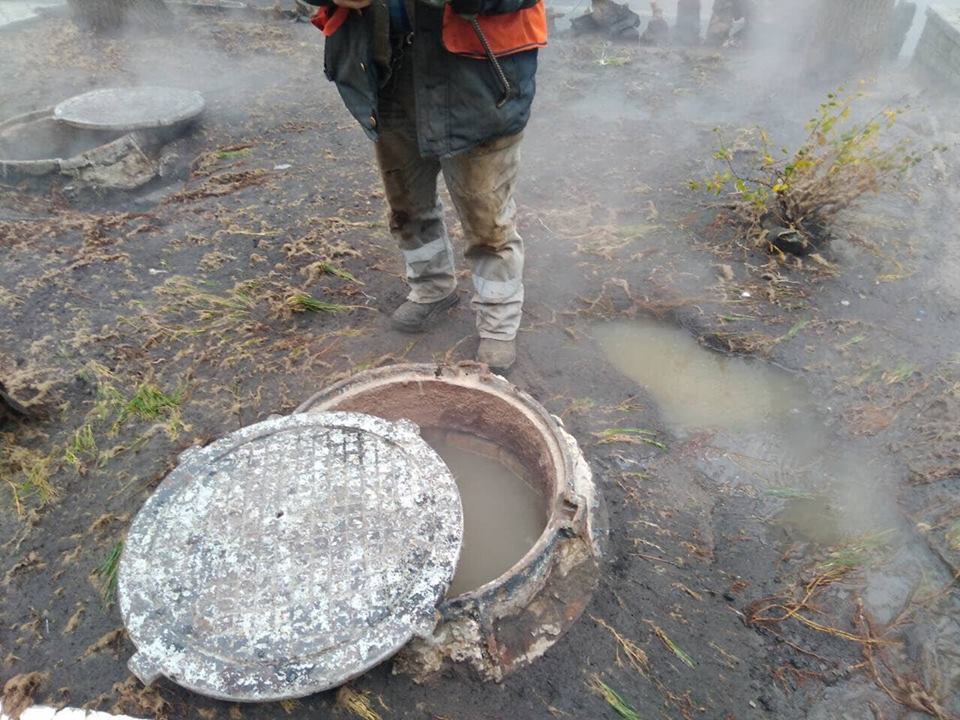 Прорив труби у Києві: ремонтні роботи триватимуть до завтра