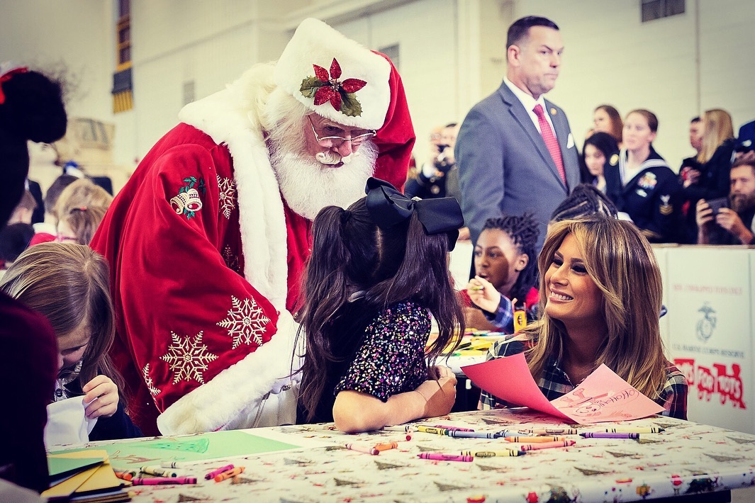 Просто і зі смаком: Меланія Трамп &quot;зрадила&quot; строгому дрес-коду