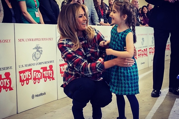 Просто і зі смаком: Меланія Трамп &quot;зрадила&quot; строгому дрес-коду