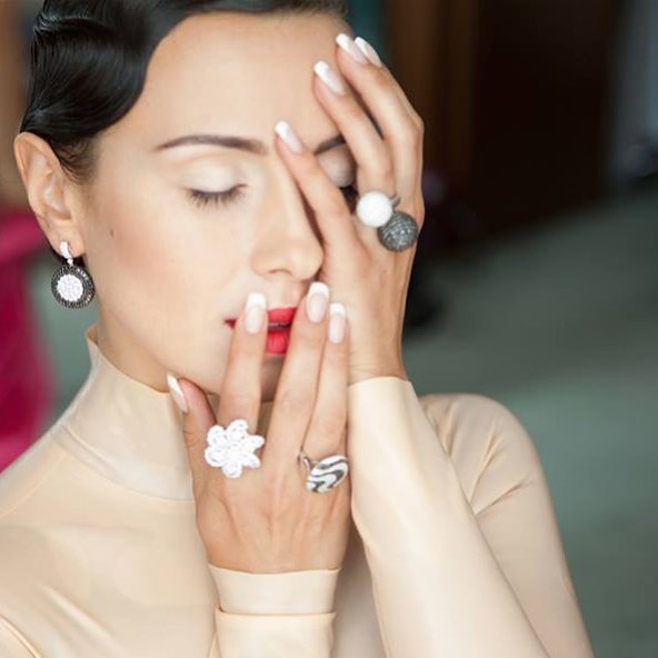 "Счастье проходит": украинская певица покорила сеть нежным образом