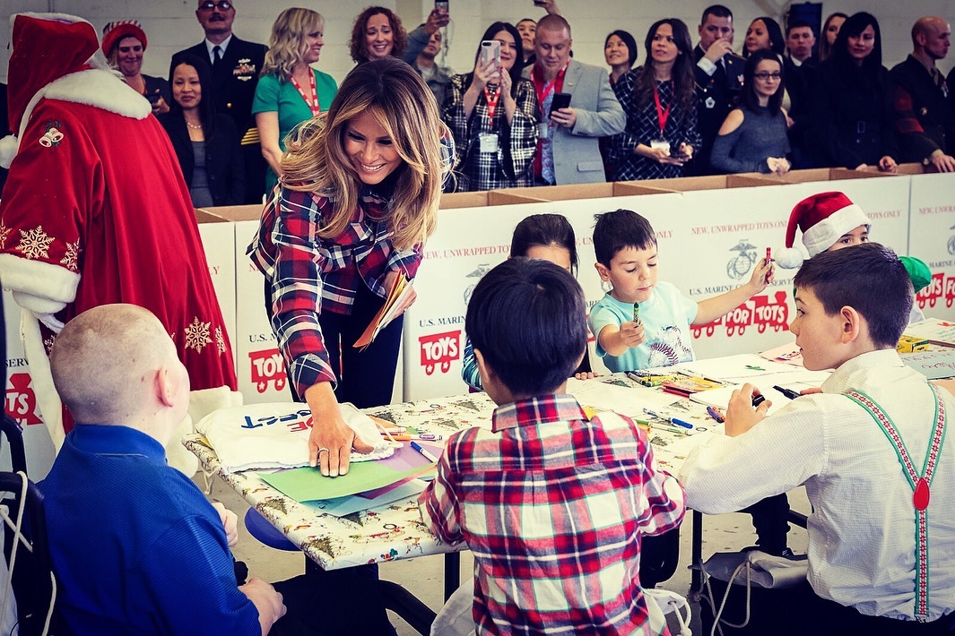 Просто і зі смаком: Меланія Трамп &quot;зрадила&quot; строгому дрес-коду