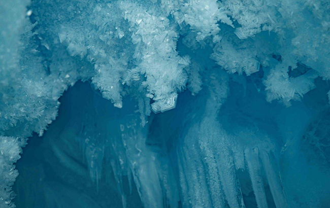 Украинцы нашли в Антарктиде уникальную пещеру. Фото
