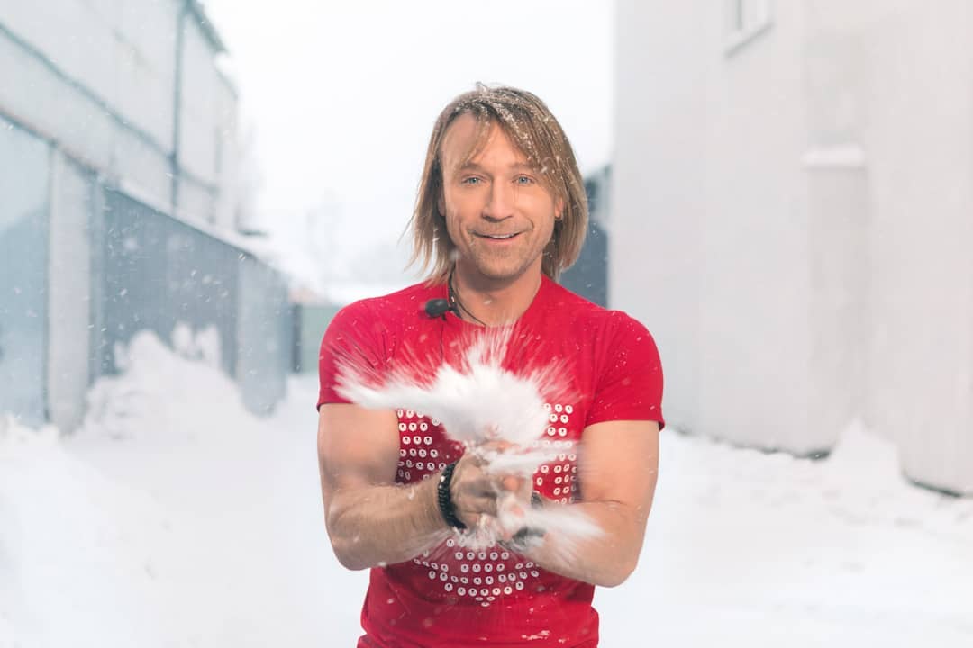 "Крепкий орешек": Олег Винник в снегу похвастался мускулатурой