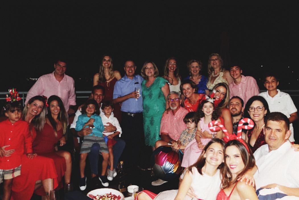 Поход в &quot;Диснейленд&quot; и оленьи рога: как западные звезды отметили Рождество 2018