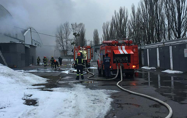 У Києві горіло складське приміщення