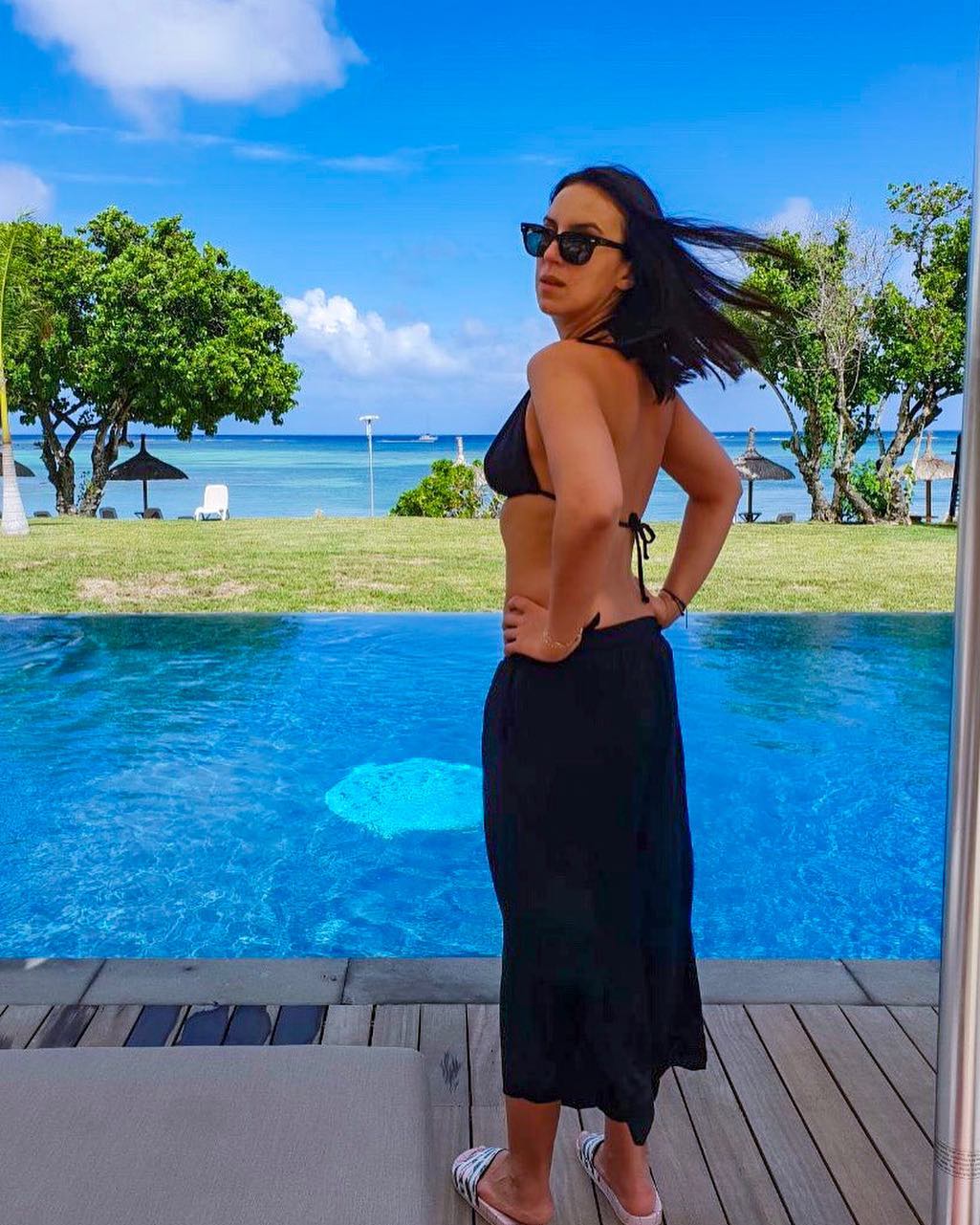 "50 оттенков синего": Джамала в купальнике восхитила стройной фигурой