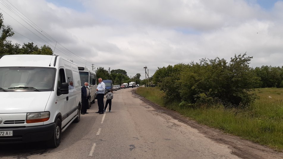 Жители шести сел на Прикарпатье перекрыли дорогу, требуя ремонта (фото)