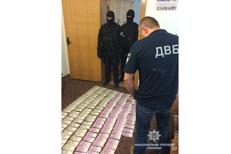 В Тернопольской обл. владелец наркоплантации, предлагал полицейскому почти 200 тыс. гривен взятки