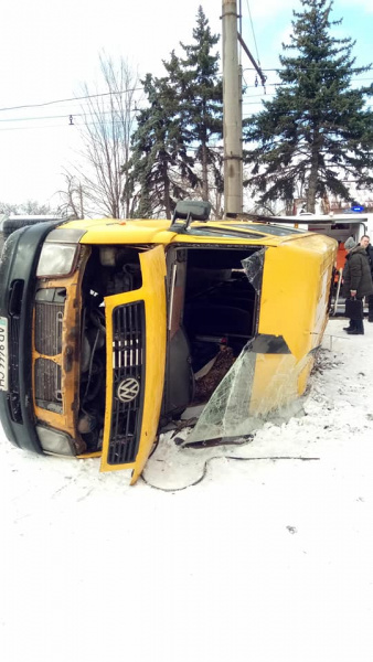 В Запорожье перевернулась маршрутка с пассажирами, есть пострадавшие