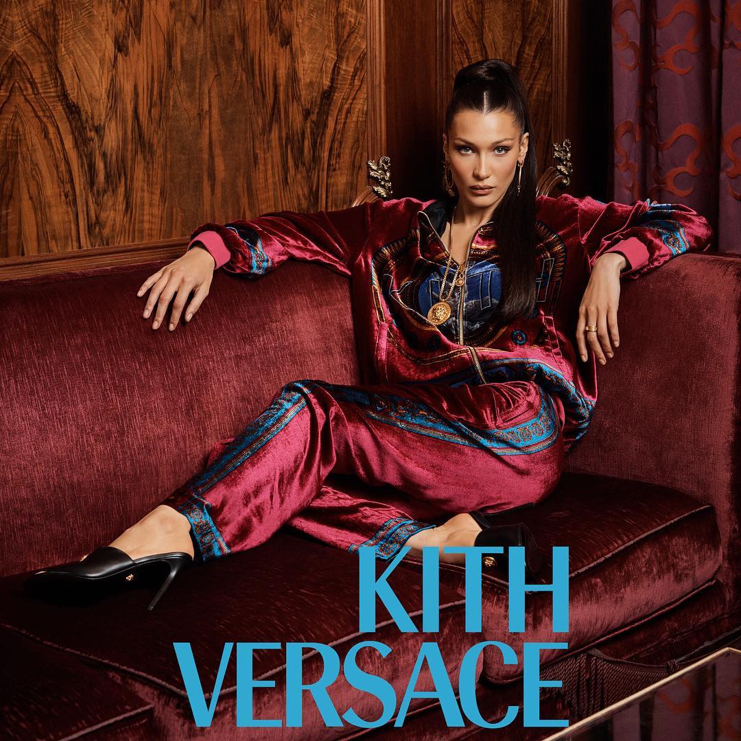 В кожаном белье и шелковом халате: Белла Хадид снялась в дерзкой рекламе Versace