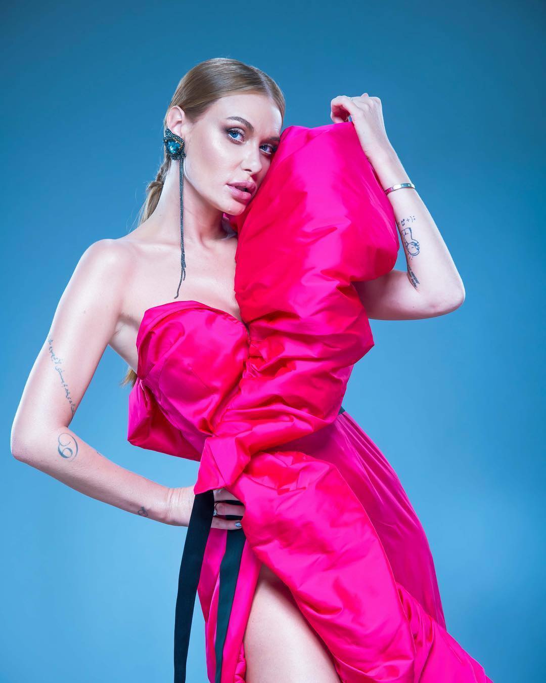 Нежно и сочно: Слава Каминская восхитила сеть экстравагантным нарядом