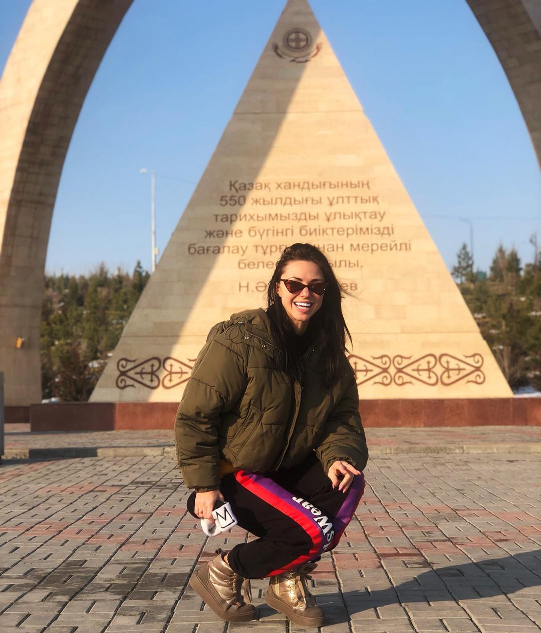 "Неудобно получилось": Вика из НеАнгелов без макияжа гуляла в богатейшем городе Казахстана