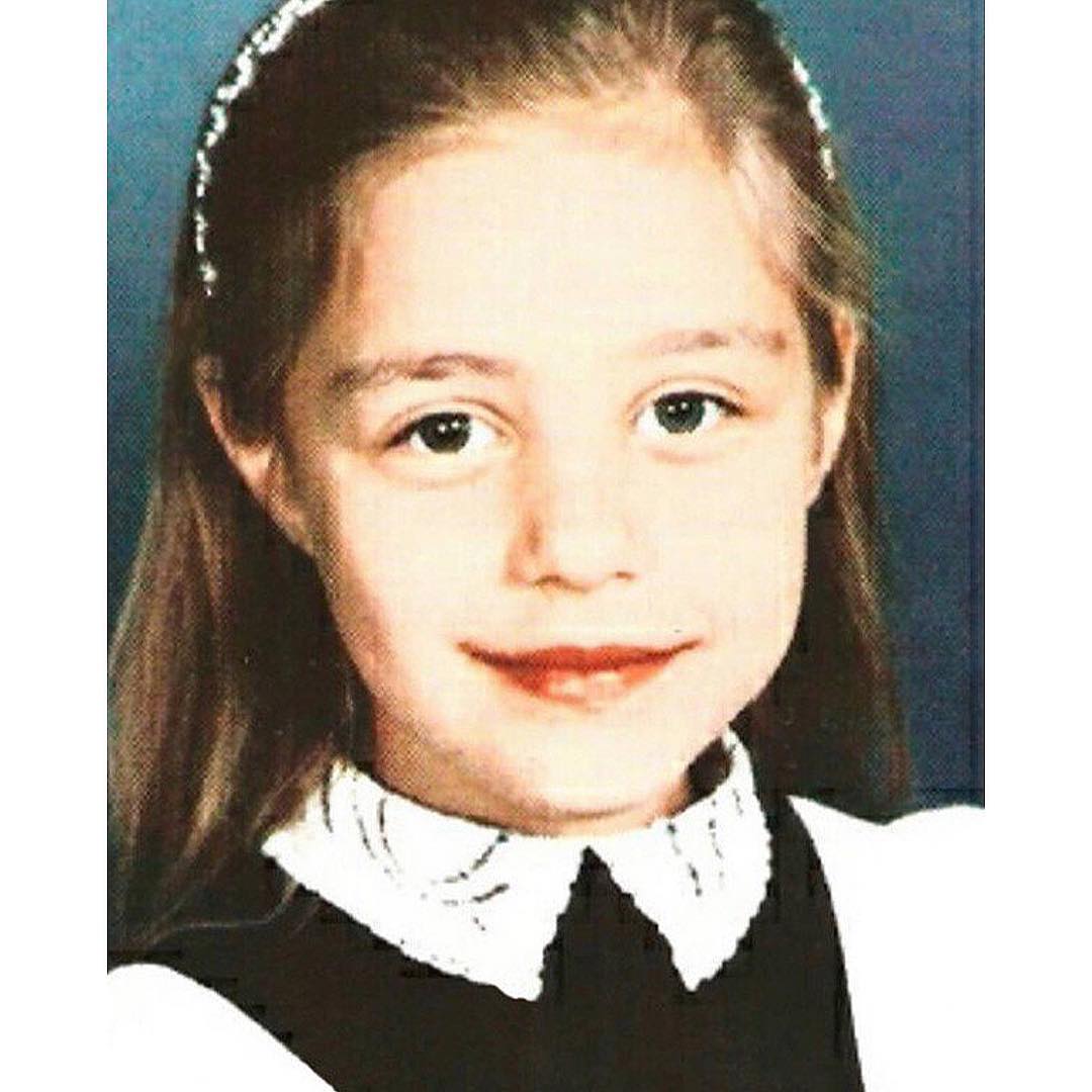 "Даже в школе с красной помадой": Тина Кароль показала редкий детский снимок