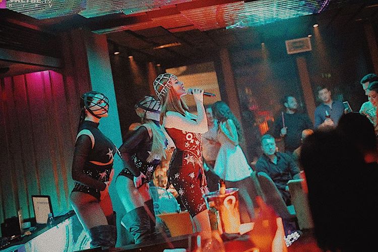 "Королева": Астафьева в экстремальном латексном мини показала жаркие танцы