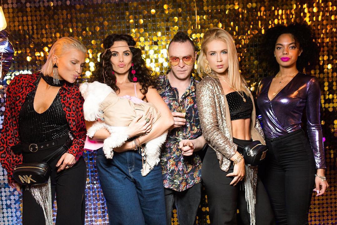 &quot;Схожа на Шакіру&quot;: Настя Каменських влаштувала фотосет в ефектному образі хіпі