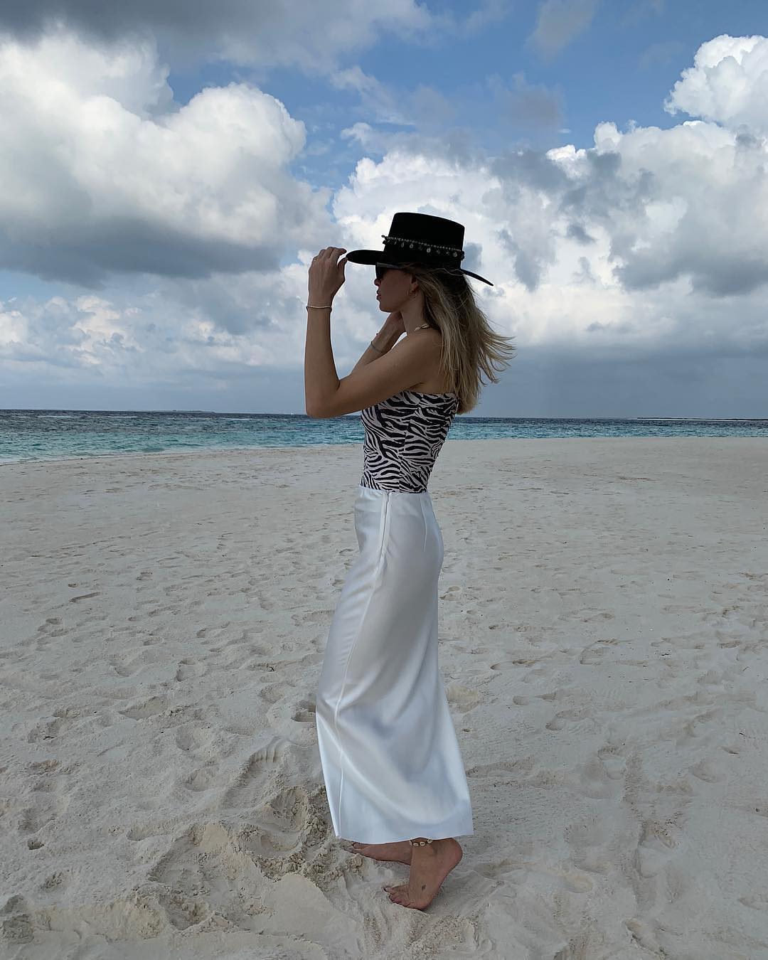 Шикарная Вера Брежнева впечатлила стильным пляжным look'ом на Мальдивах