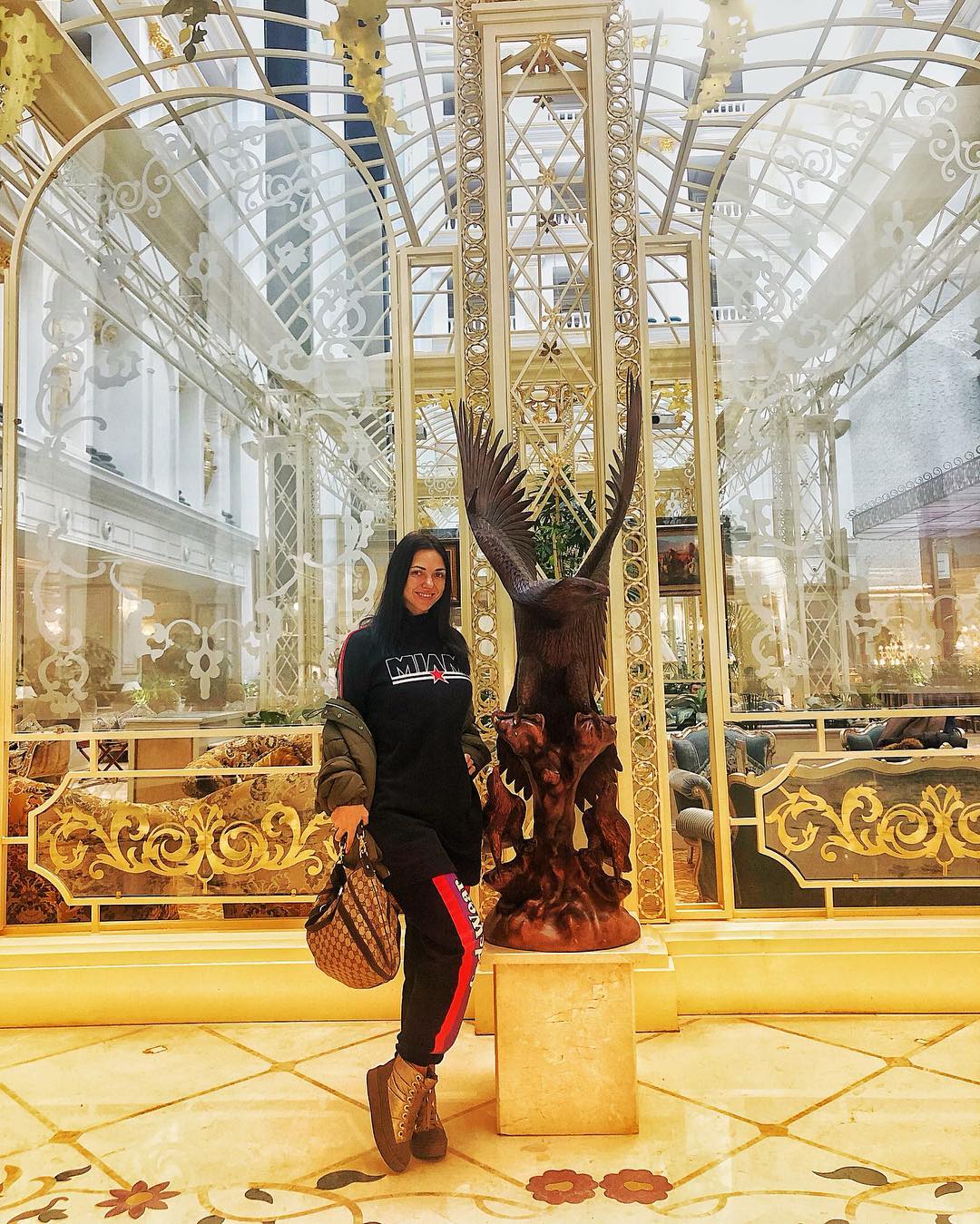 "Неудобно получилось": Вика из НеАнгелов без макияжа гуляла в богатейшем городе Казахстана