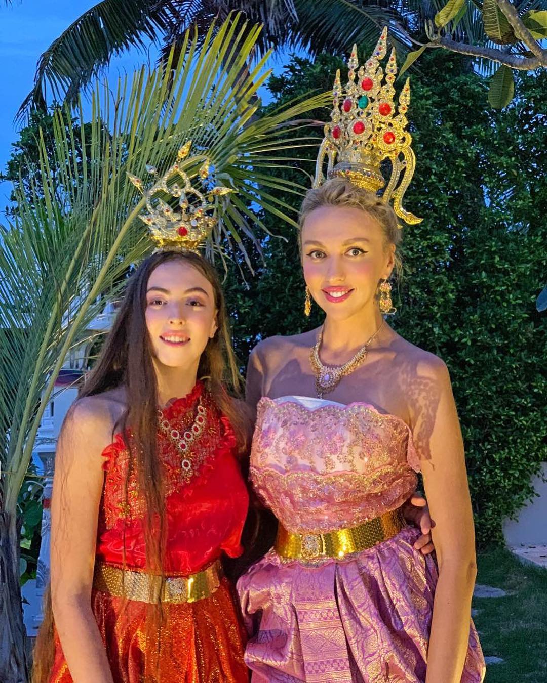 "Восьмое чудо света": Оля Полякова с дочкой в экзотических образах восхитила сеть