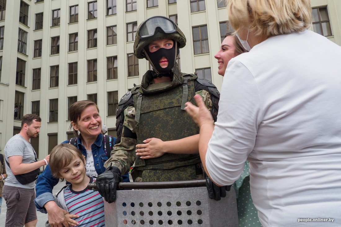 В Минске демонстранты обнимают силовиков, а те опускают щиты: душевные кадры