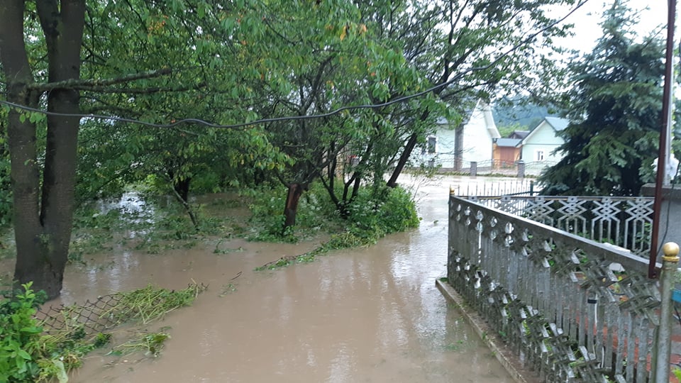 Под Львовом река вышла из берегов и затопила сотню домов: фото и видео инцидента