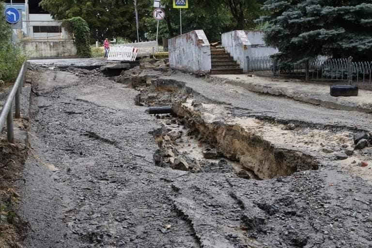 У Дніпрі сильна злива розмила дорогу: фото і відео інциденту
