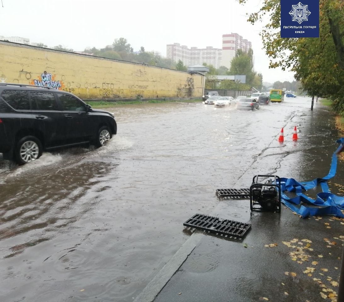 Авто ныряют по фары, транспорт стал: Киев поплыл после ливня (фото и видео)