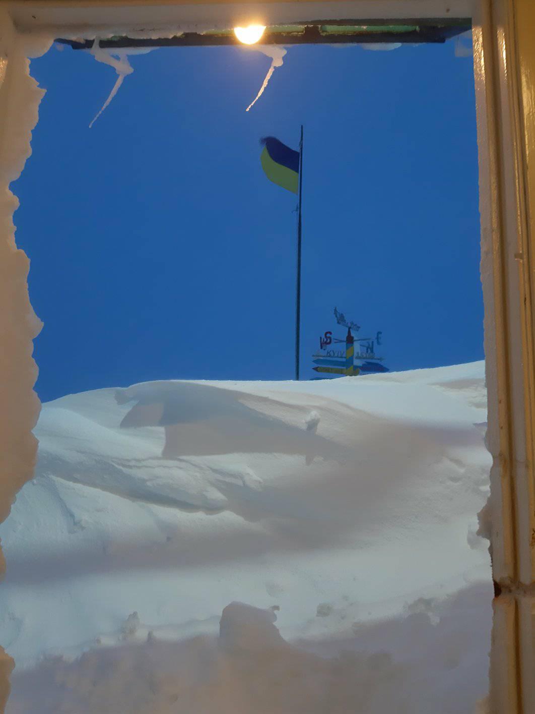 Украинские полярники в Антарктиде попали в снеговую ловушку: впечатляющие фото