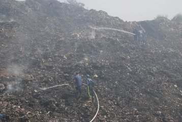 На свалке под Львовом количество возгораний уменьшилось, однако температура в середине остается высокой, - ОГА