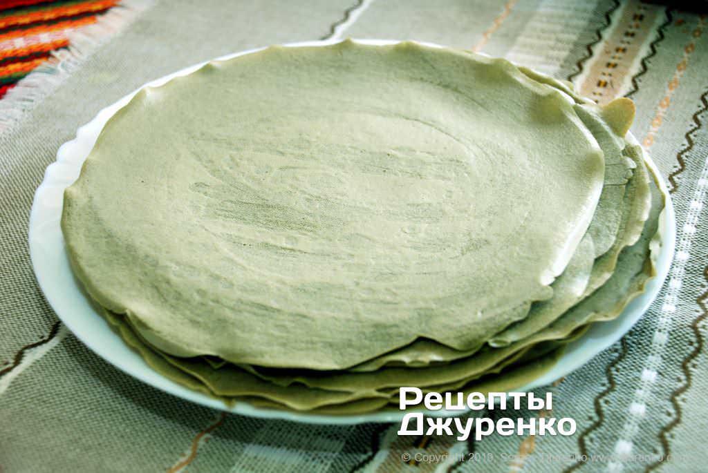 Кулинар поделился рецептом блинного торта из зеленого чая: справится даже новичок