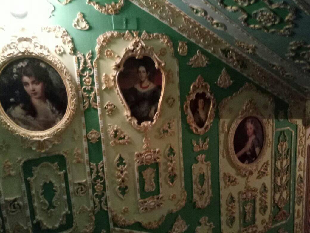 Пенсіонер перетворив під'їзд в Києві на справжній Версаль: ліпнина, позолота і багато картин